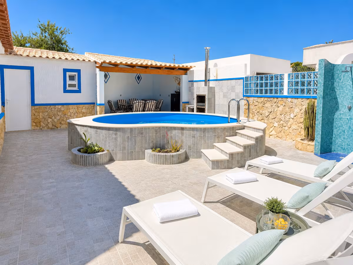 Piscina privada com espreguiçadeiras