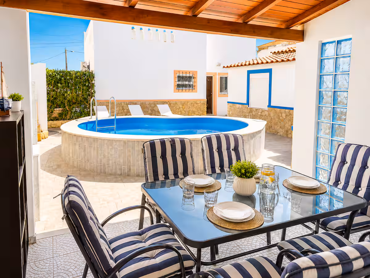 Alpendre com mesa virada para a piscina