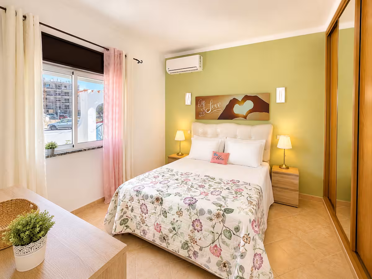 Quarto de casal com ar condicionado