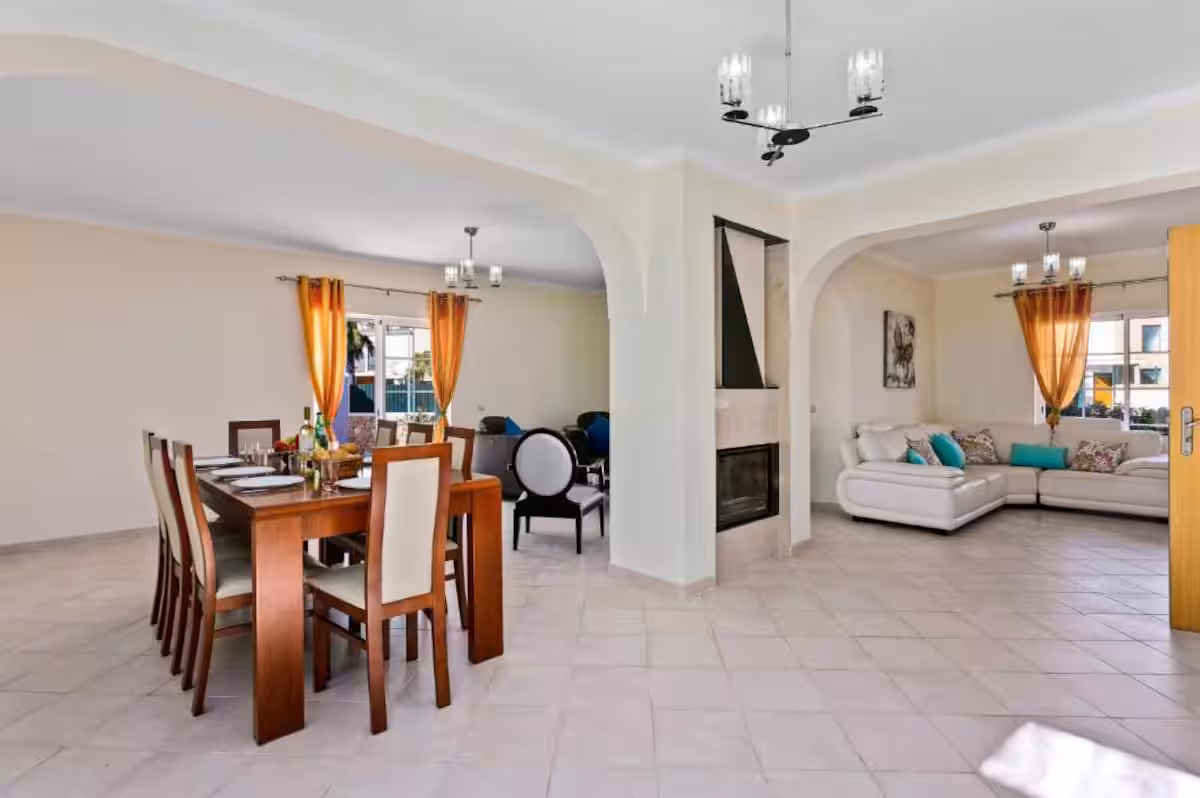 Sala de estar e jantar com lareira